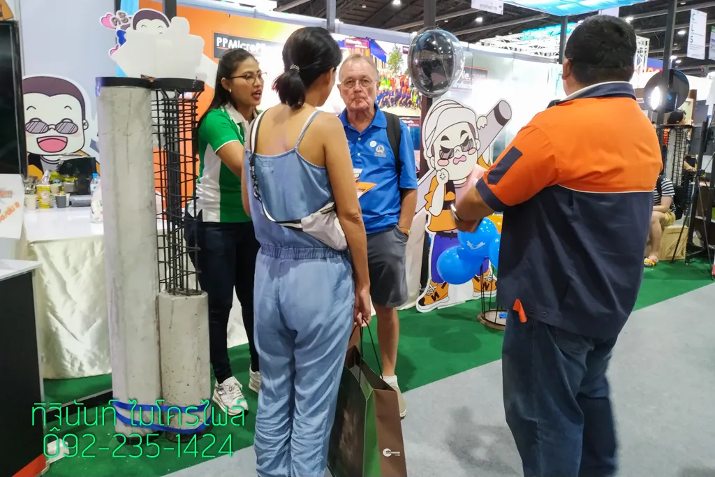 ผู้เข้าชมงานให้ความสนใจสอบถามข้อมูล