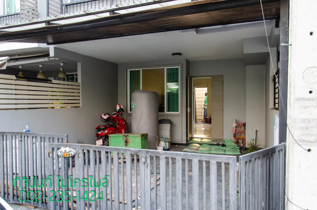 พื้นที่หน้าบ้านและทางผ่านภายในบ้านไปยังด้านหลัง