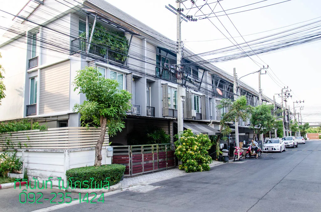แนวทาวน์โฮมริมถนนภายในโครงการที่อยู่อาศัย