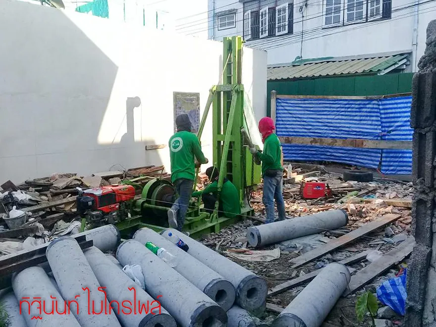 ปั้นจั่นไมโครไพล์และท่อนเสาเข็มจำนวนหลายท่อนในพื้นที่ก่อสร้างบ้าน