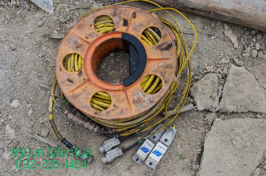 ชุดสายและอุปกรณ์เซนเซอร์สำหรับ Dynamic Load Test วางอยู่บนพื้นหน้างาน