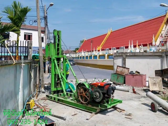 ปั้นจั่นไมโครไพล์และท่อนเสาเข็มในพื้นที่ก่อสร้างบ้านใกล้แนวกำแพง