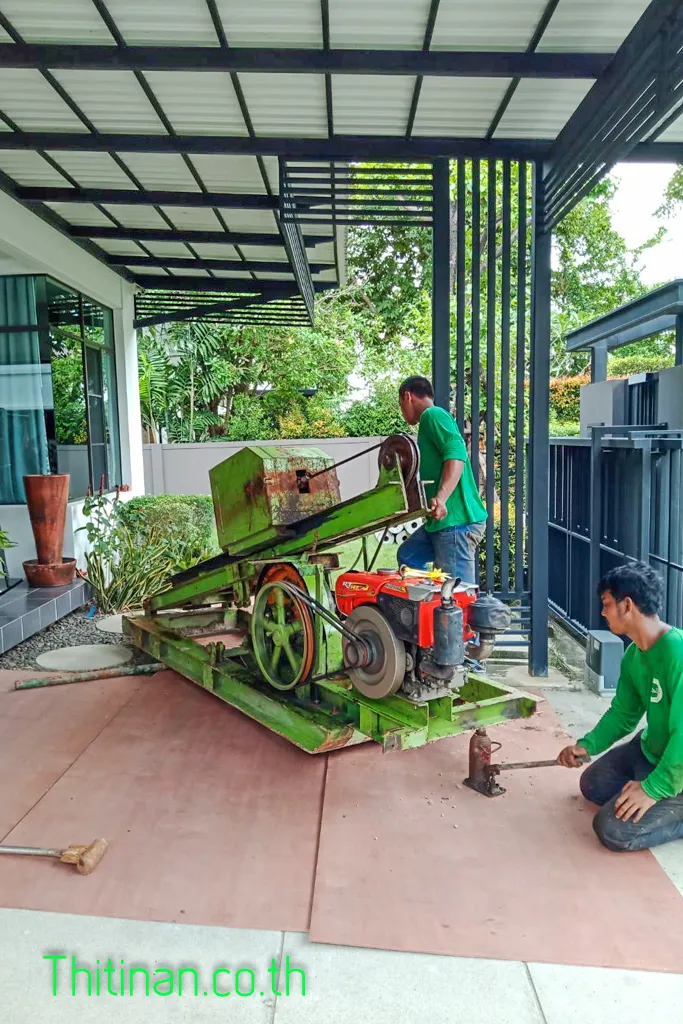 ทีมงานเคลื่อนปั้นจั่นผ่านพื้นที่ข้างบ้านที่ปูแผ่นรองพื้น