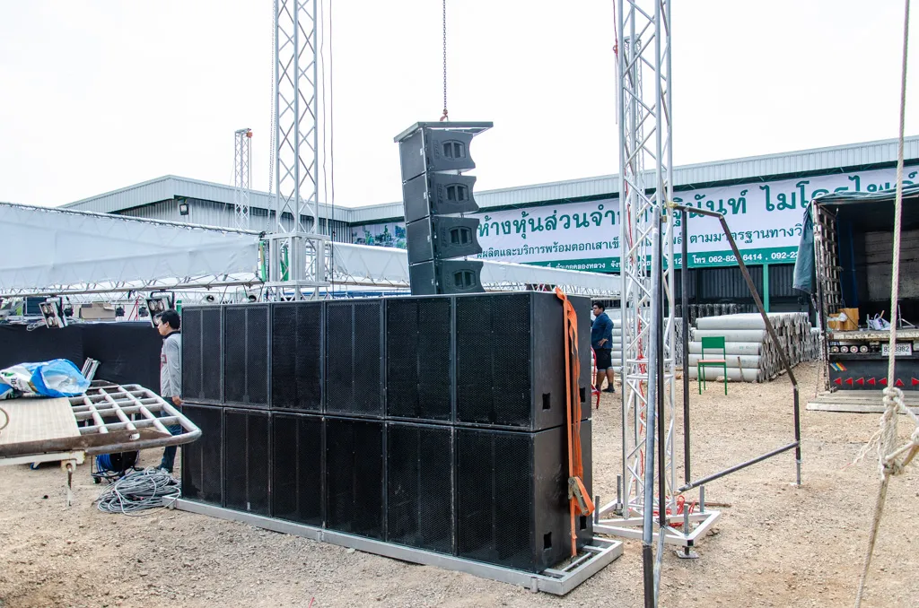การจัดเตรียมเวทีงานเลี้ยง
