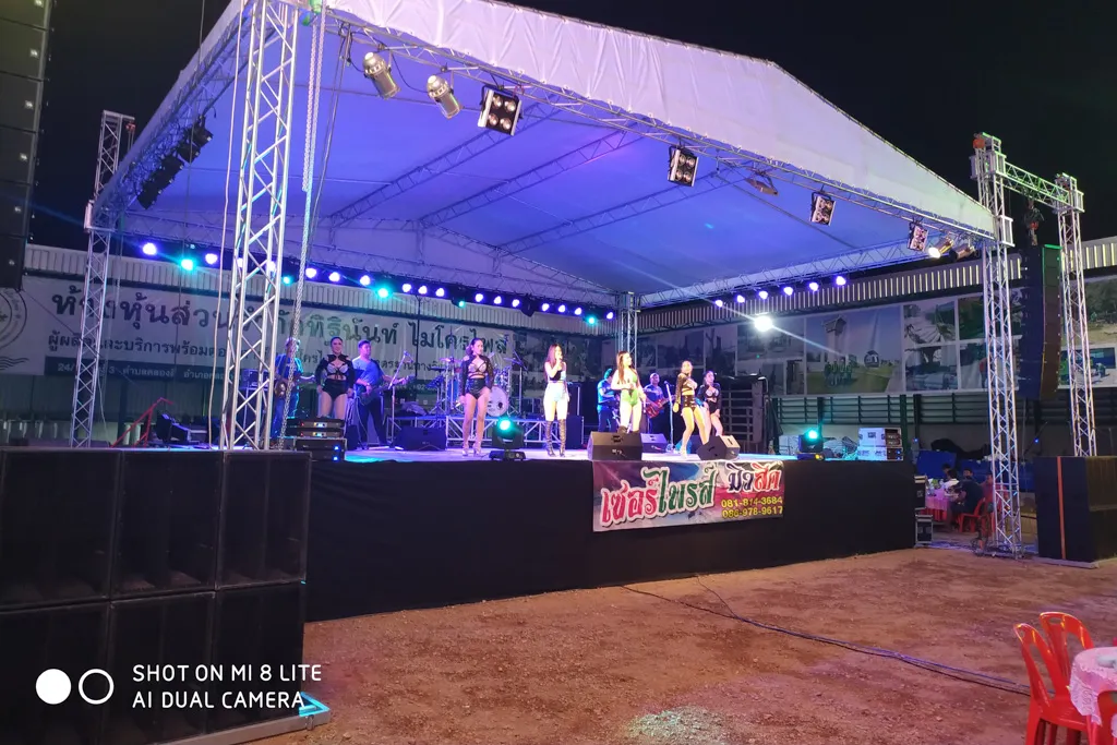 นักแสดงและนักดนตรีกำลังแสดงบนเวทีในงานเลี้ยงช่วงค่ำ