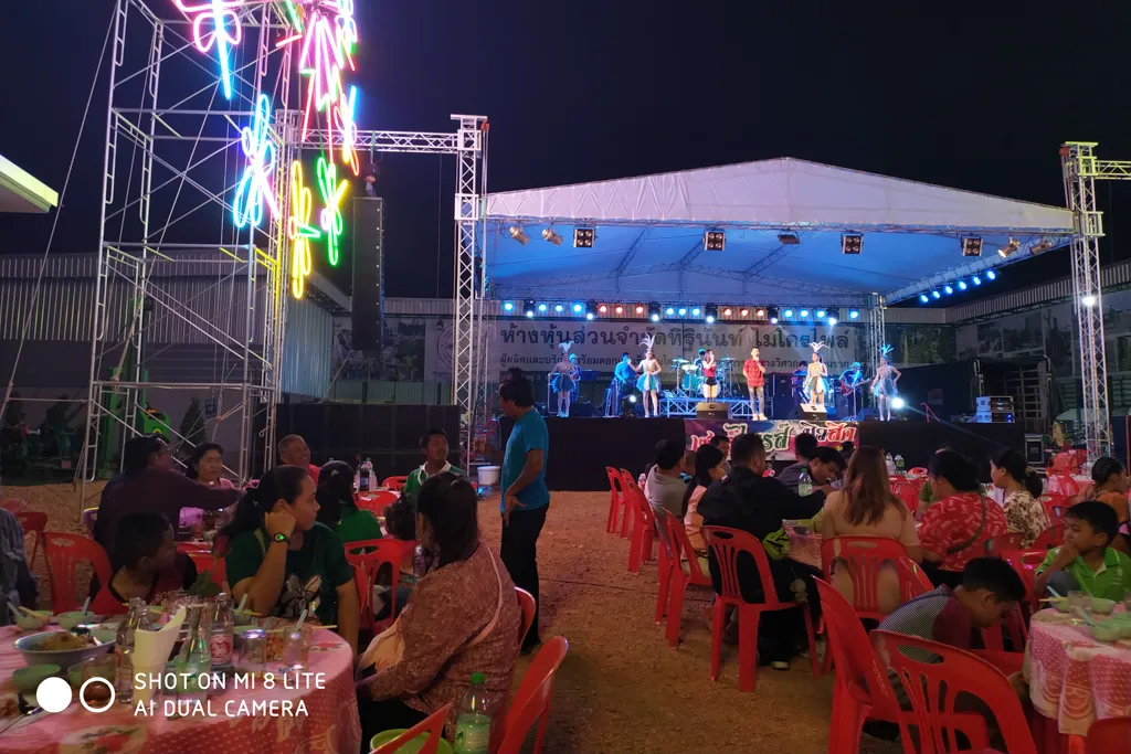 ผู้ร่วมงานนั่งรับประทานอาหารพร้อมชมการแสดงบนเวที