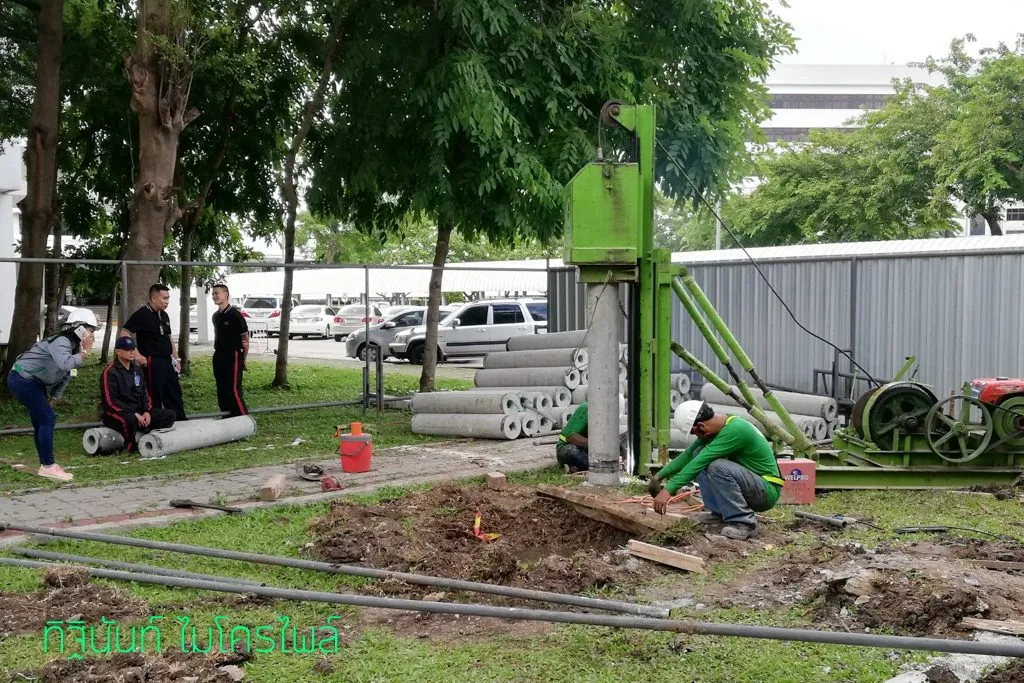 ปั้นจั่นไมโครไพล์ตั้งอยู่ข้างกองท่อนเสาเข็มในพื้นที่ก่อสร้าง