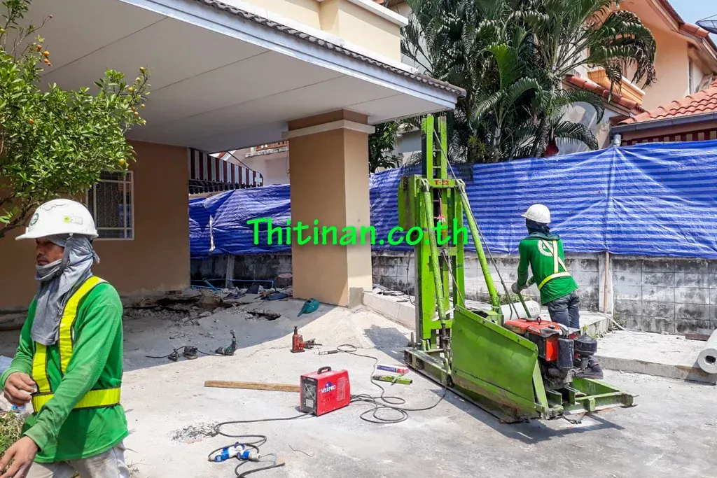 เครื่องตอกเสาเข็มไมโครไพล์ตั้งทำงานบริเวณพื้นที่หน้าบ้าน
