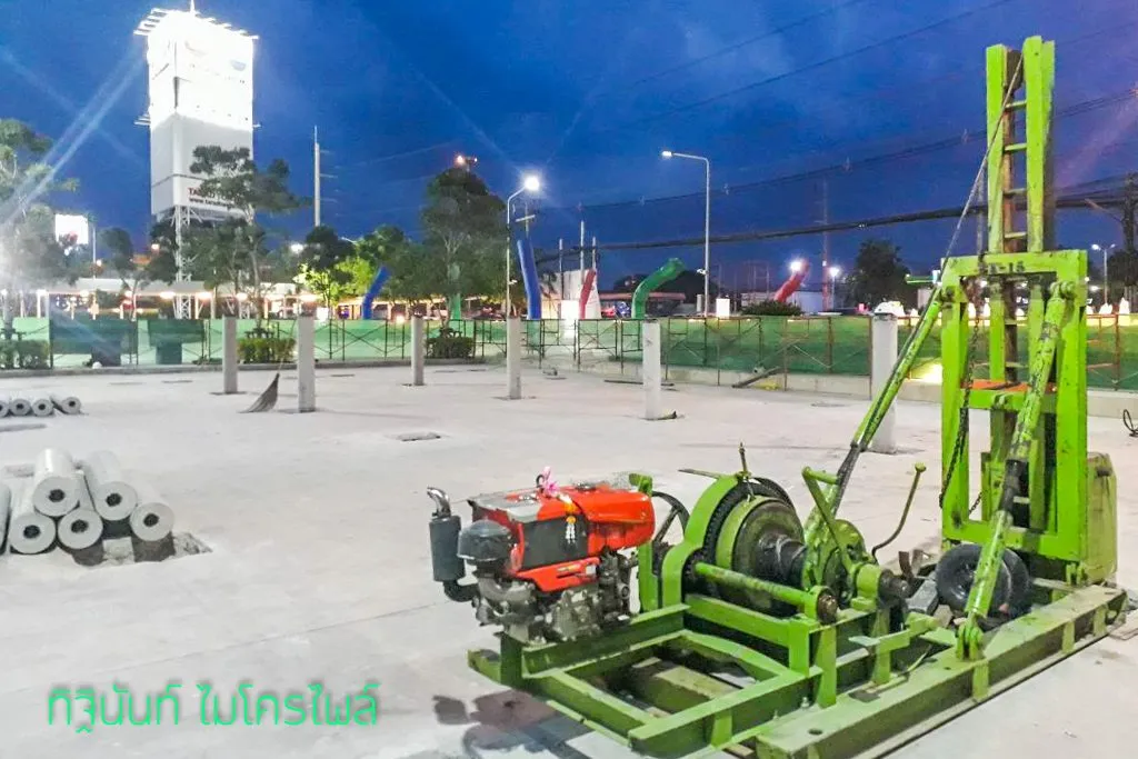 ปั้นจั่นไมโครไพล์และหัวเสาเข็มที่ติดตั้งแล้วในช่วงหัวค่ำ