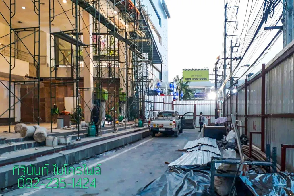 แนวทางก่อสร้างด้านหน้าห้างระหว่างรั้วชั่วคราวกับพื้นที่นั่งร้าน