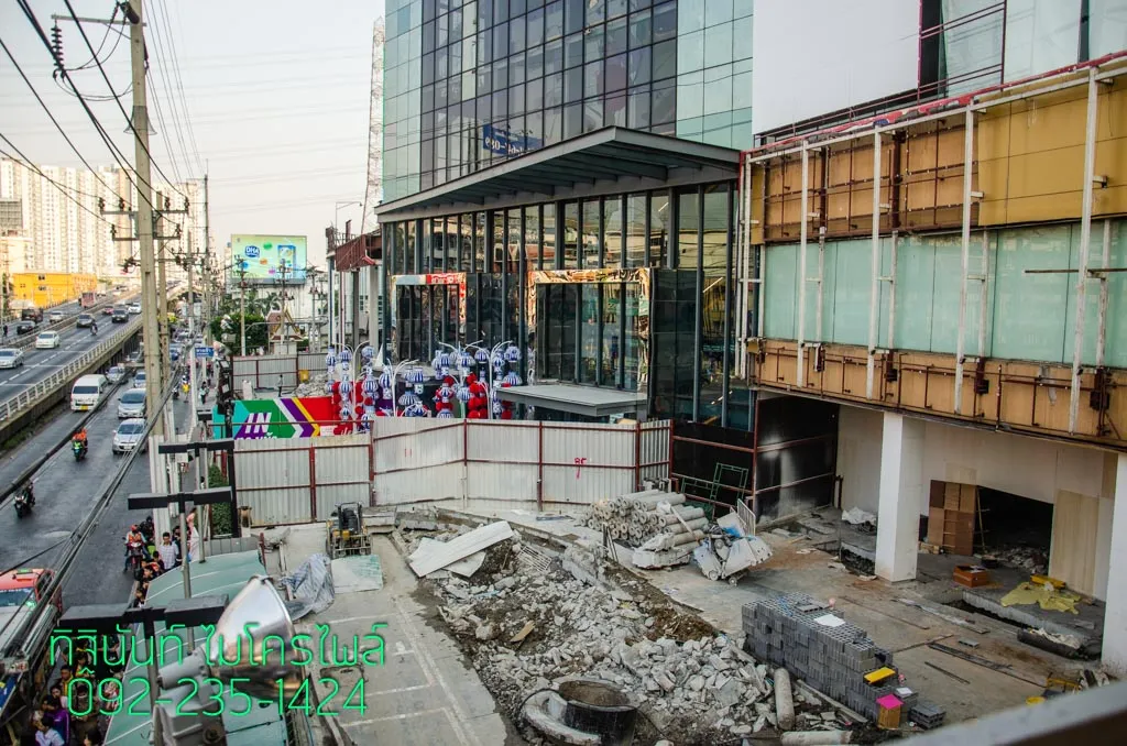 พื้นที่ก่อสร้างด้านหน้าเดอะมอลล์ที่มีท่อนเสาเข็มและเศษรื้อถอน