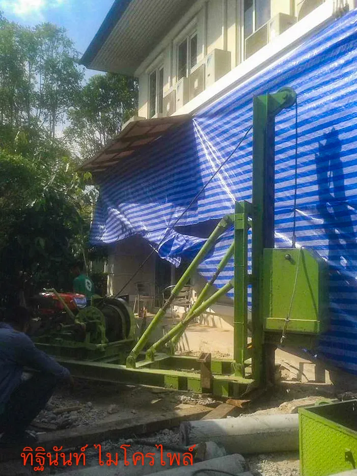 ปั้นจั่นไมโครไพล์ตั้งข้างตัวบ้านและผ้าใบกั้นพื้นที่
