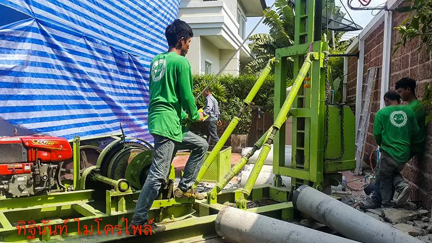 ปั้นจั่นไมโครไพล์และท่อนเสาเข็มในช่องข้างบ้านที่มีพื้นที่จำกัด