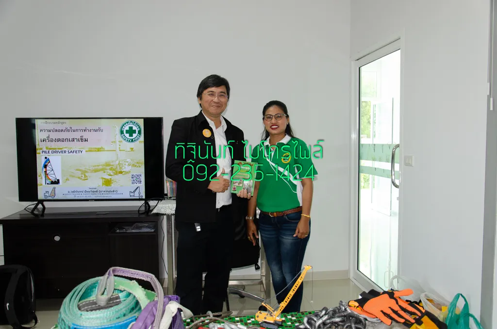 ทีมงานถ่ายภาพร่วมกับวิทยากรหลังการฝึกอบรม