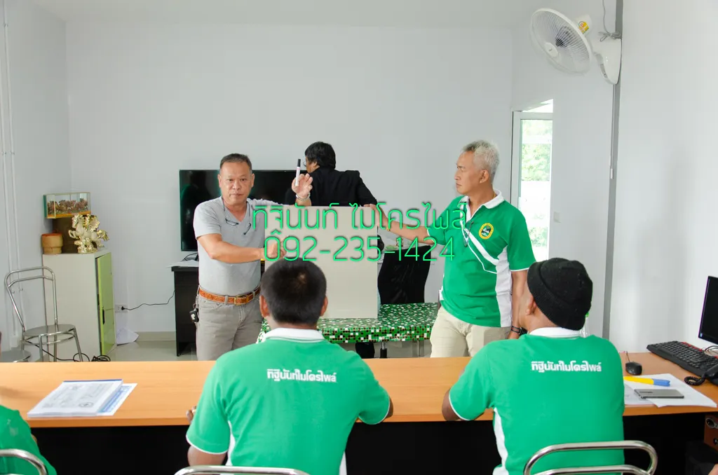 การสาธิตอุปกรณ์ต่อหน้าผู้เข้าอบรมในห้องเรียน