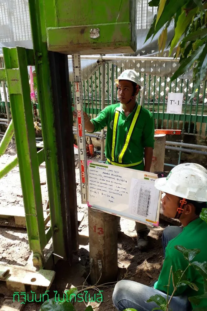 ทีมงานถือบอร์ด Dynamic Load Test ข้างเสาเข็มหมายเลข 13
