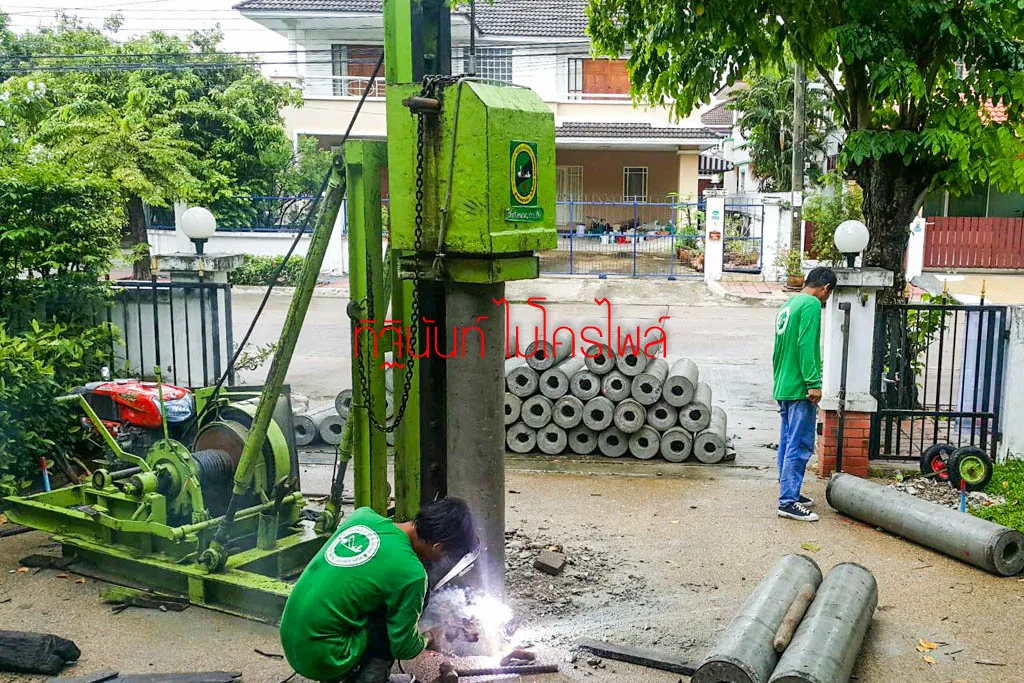 ช่างเชื่อมรอยต่อเสาเข็มไมโครไพล์ที่ฐานปั้นจั่น