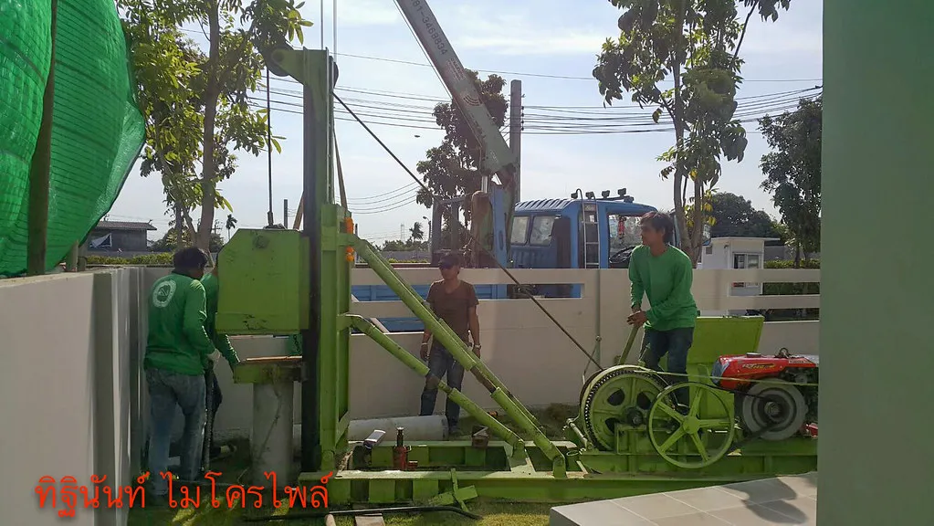 ปั้นจั่นไมโครไพล์ในสนามข้างบ้านโดยมีบูมรถเฮี๊ยบอยู่ด้านนอกแนวรั้ว