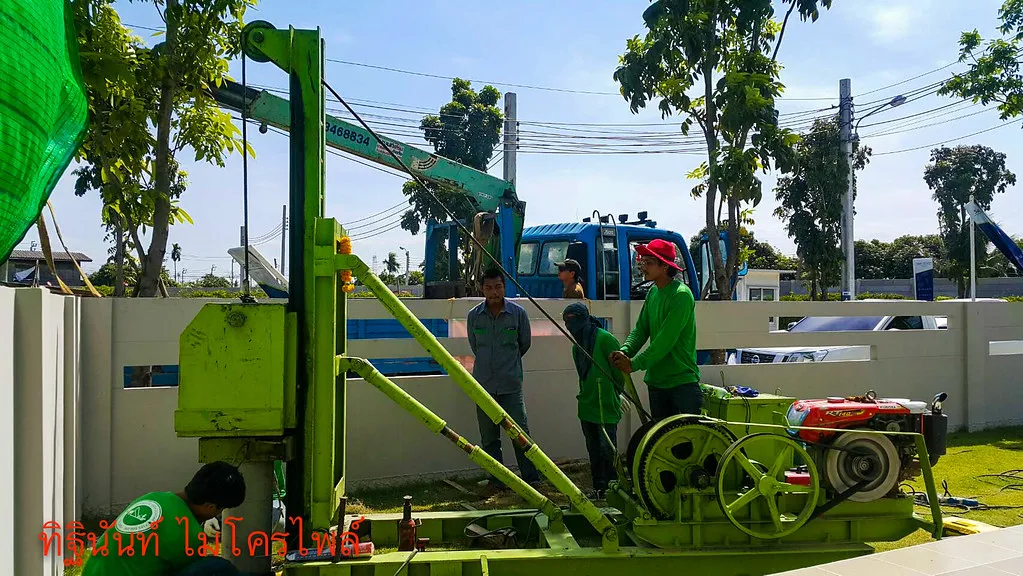 ปั้นจั่นไมโครไพล์และทีมงานในสนามข้างบ้านใกล้แนวรั้ว