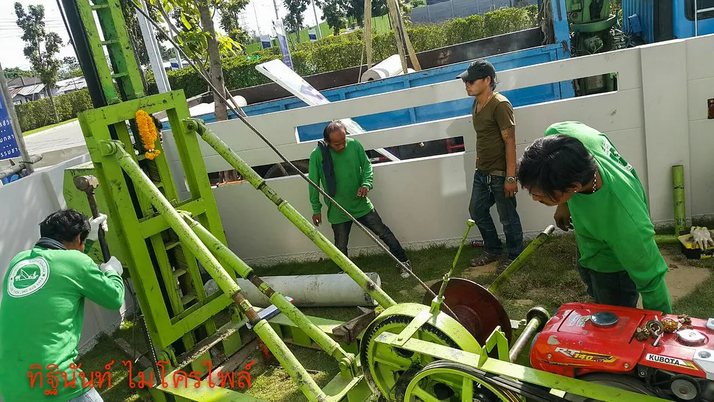 ทีมงานจัดตำแหน่งปั้นจั่นไมโครไพล์ในสนามข้างบ้าน